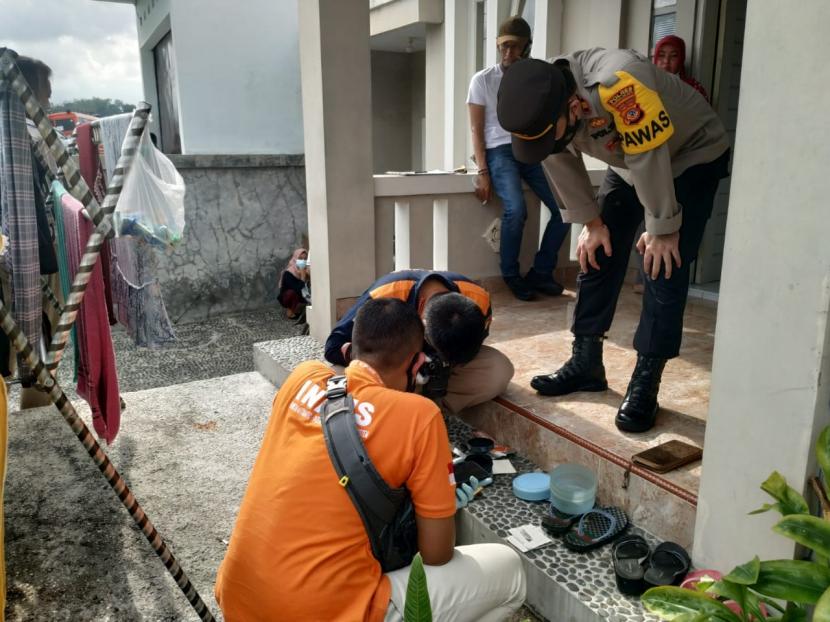 Tim Inafis Polres Tasikmalaya Kota melakukan identifikasi TKP perampokan di Kelurahan Sukarindik, Kecamatan Bungursari, Kota Tasikmalaya, Jumat (30/7).