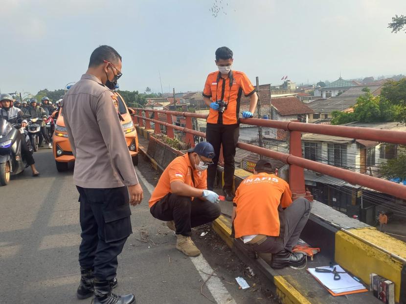 Tim Inafis Polrestabes Bandung melakukan olah tempat kejadian perkara kasus seorang pria tergantung seutas tali tambang di Flyover Cimindi, Kota Cimahi, Jumat (28/6/2024). 