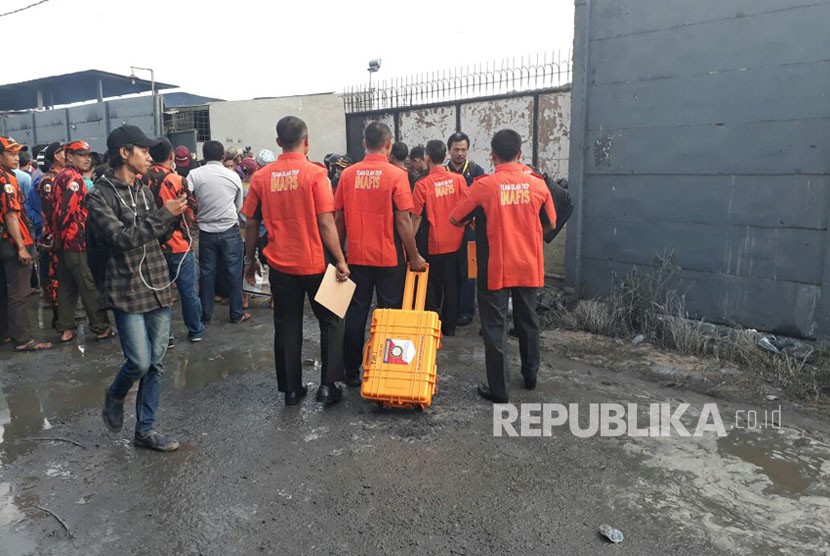 Tim INAFIS tiba di lokasi kebakaran pabrik kembang api, Kosambi, Kabupaten Tangerang, Kamis (26/10).