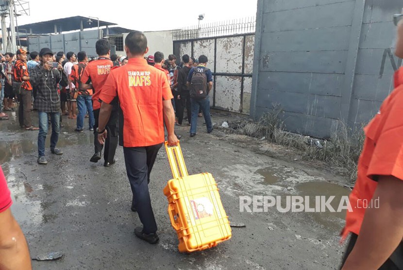 Tim INAFIS tiba di lokasi kebakaran pabrik kembang api, Kosambi, Kabupaten Tangerang, Kamis (26/10).