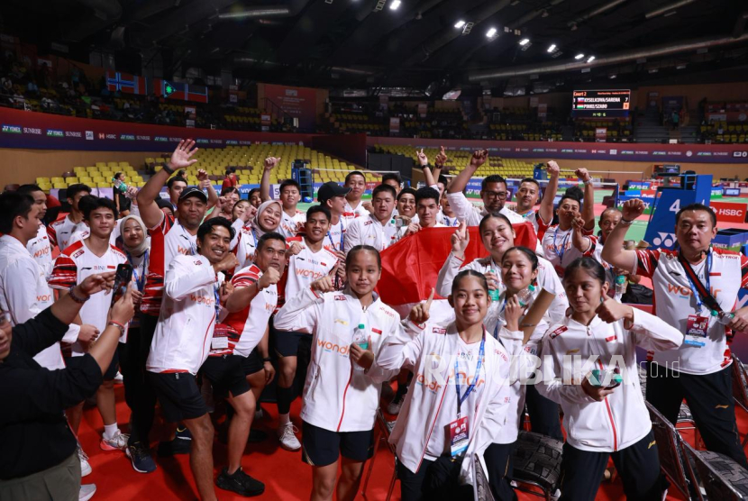 Tim Indonesi yang berlaga di Kejuaraan Dunia Junior Beregu Campuran 2025 memperebutkan Piala Suhandinata.