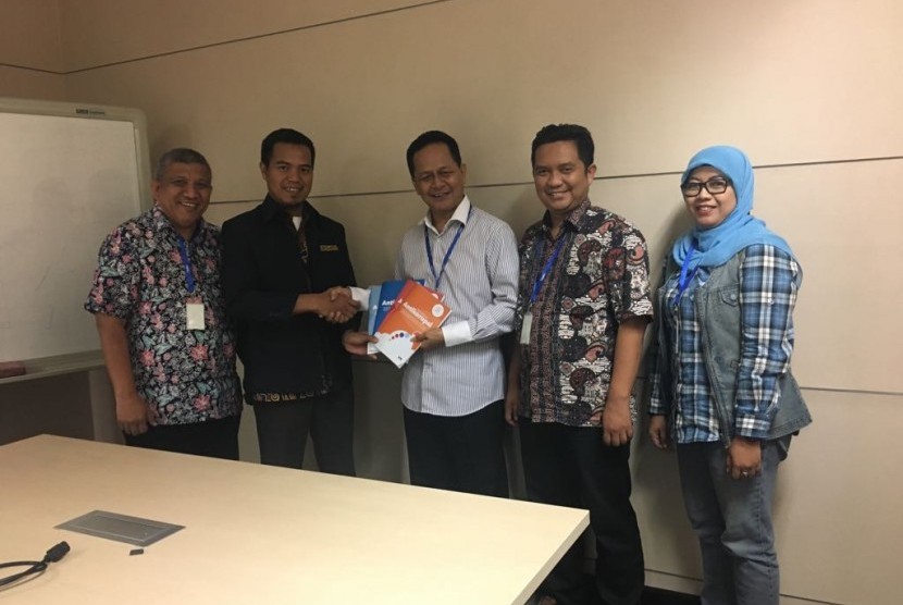 Tim Indonesia Bermutu menyerahkan laporan pelaksanaan kegiatan penyusunan modul Antikorupsi di kantor KPK Jakarta, Rabu (23/8).
