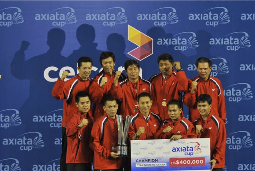 Tim Indonesia Garuda berfoto bersama usai menjuarai Axiata Cup 2012. 