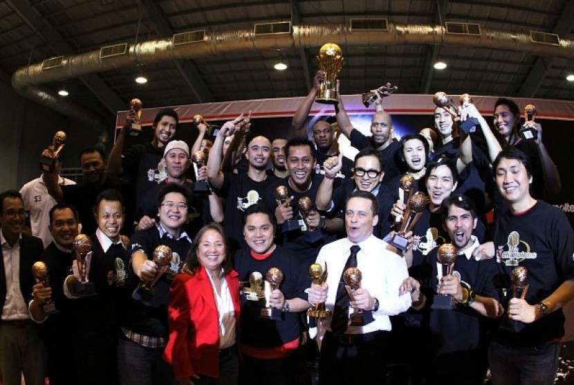 Tim Indonesia Warriors merayakan gelar juara