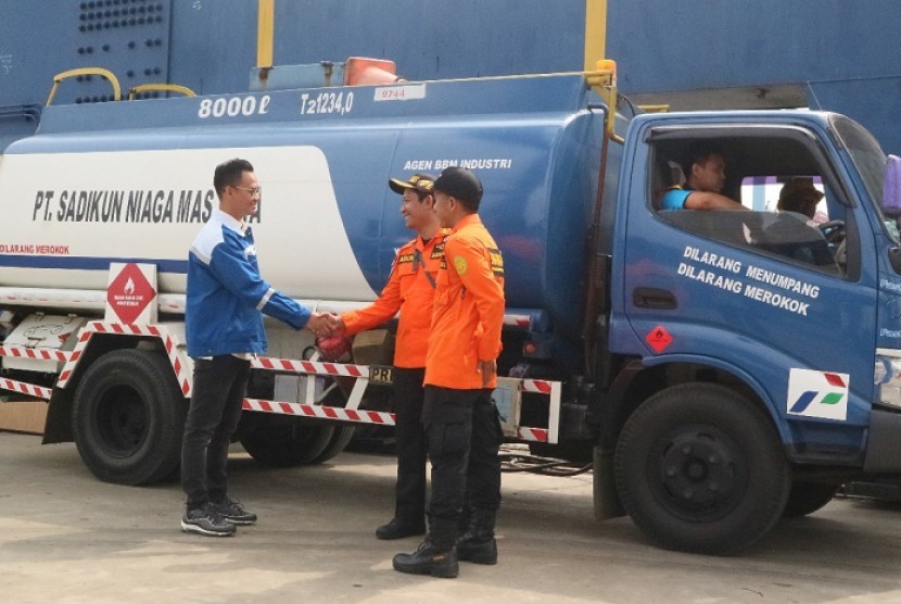 Tim Industrial Fuel Marketing MOR III menyerahkan bantuan bahan bakar minyak (BBM) kepada perwakilan Basarnas di area Pelabuhan Tanjung Priok, Jakarta, Rabu (31/10).