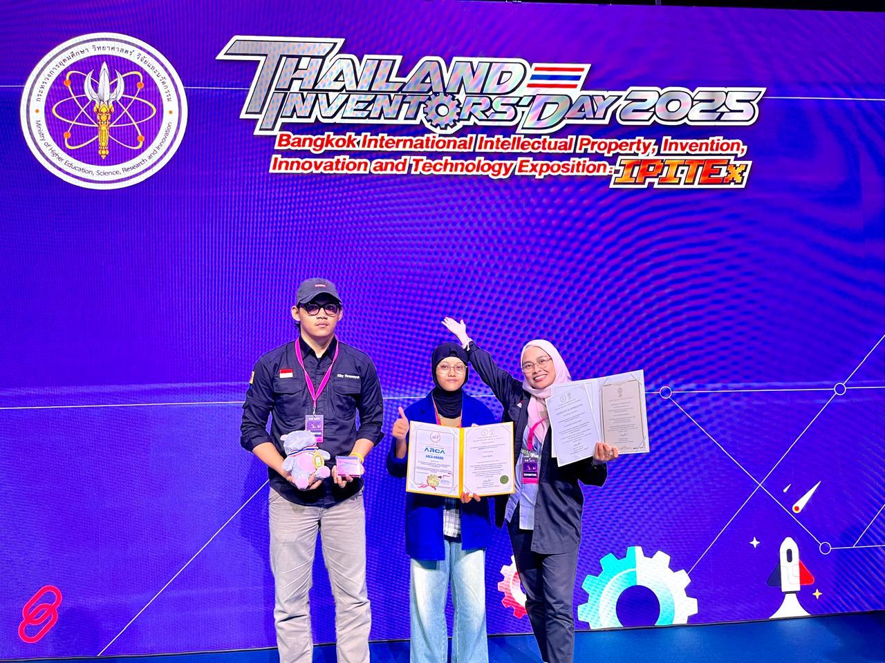 Tim inovator Institut Teknologi PLN (ITPLN) meraih Gold Medal dalam ajang International Intellectual Property, Invention, Innovation and Technology Exposition (IPITEx) 2025 di Bangkok, Thailand (6/2/2025)