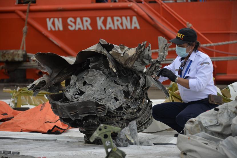 Tim investigasi KNKT melakukan pemeriksaan bagian pesawat Sriwijaya Air SJ 182 di Dermaga JICT 2, Jakarta, Selasa (12/1). 