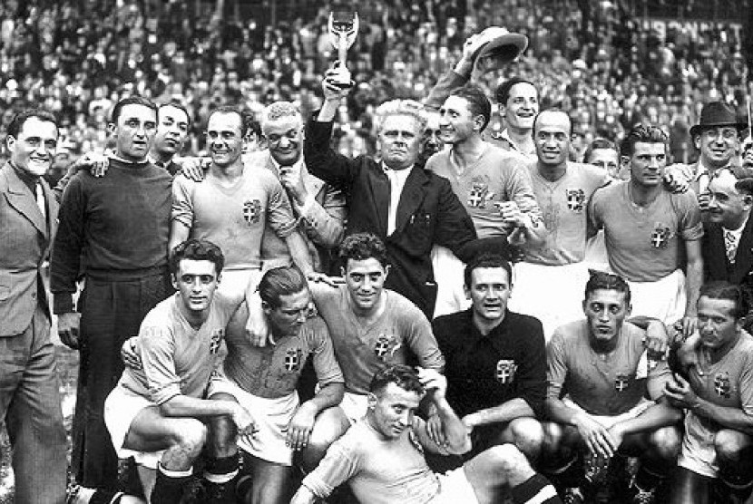 Tim Italia merayakan kemenangan melawan Hungaria di final Piala Dunia 1938