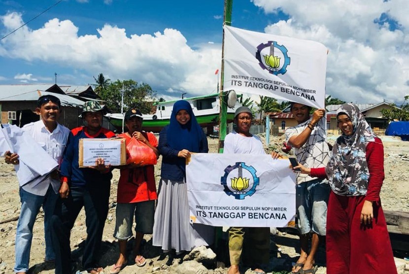 Tim ITS Tanggap Bencana menyalurkan bantuan kepada korbakorban gempa, tsunami dan likuifaksi di Palu, Sigi, dan Donggala, Sulawesi Tengah.
