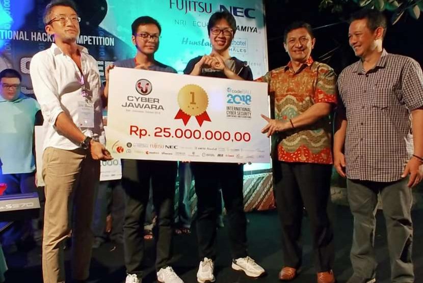 Tim JAV dari ITB (kiri) berhasil mempertahankan gelar sebagai juara di kompetisi hacker nasional Cyber Jawara 2018 di even Code Bali, Mangupura,   9-2 Oktober 2018.