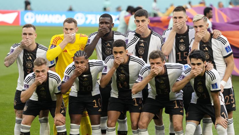 Tim Jerman menutupi mulut mereka selama foto tim sebelum pertandingan sepak bola grup E Piala Dunia antara Jerman dan Jepang, di Stadion Internasional Khalifa di Doha, Qatar, Rabu, 23 November 2022.