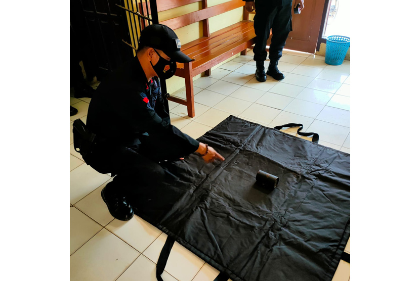 Tim Jibom Satbrimob Polda Lampung menjinakkan temuan granat nanas oleh warga di dalam lemari kakeknya di Lampung Tengah, Senin (28/6). 