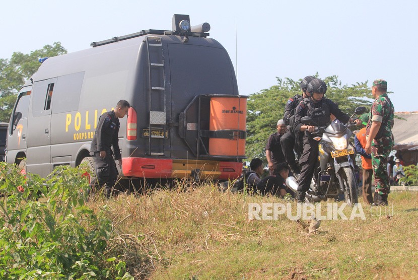 Tim Jihandak Brimob Polda Jabar melakukan pengamanan lokasi penemuan bahan peledak yang diduga dibuang tersangka penyerangan Mapolres Indramayu, Jawa Barat, Ahad (15/7). 