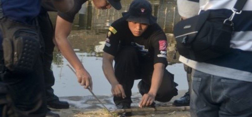Tim Jihandak Sat Brimob Polda Jateng mengamankan rangkaian yang diduga bom (ilustrasi).