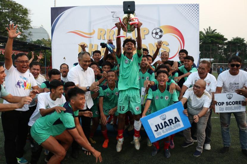Tim juara Radio Republik Indonesia (RRI) menggelar turnamen sepak U-16. 