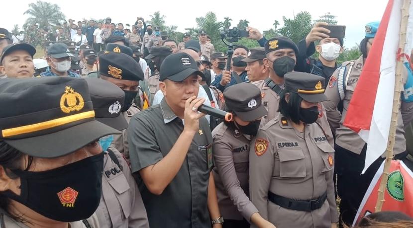 Tim Jurusita Pengadilan Negeri Sei Rampah sukses mengeksekusi lahan seluas 121 hektare milik PTPN IV Regional II dari tangan penggarap di Kebun Dolok Ilir, Kabupaten Serdangbedagai, Sumatera Utara, Senin (13/5/2024).