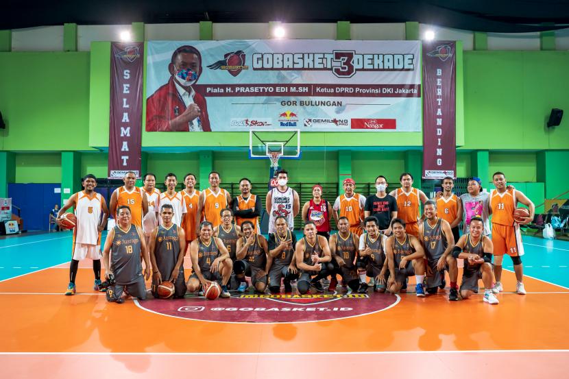 Tim Jusraga melawan Tim Oranye dalam laga amal GoBasket 3 Dekade di GOR Bulungan, Ahad (30/1/2022).