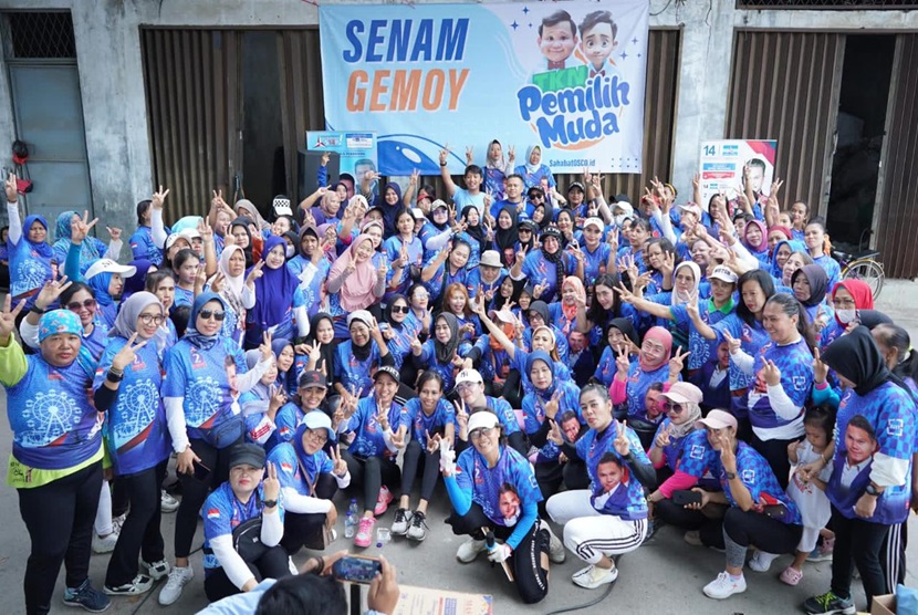 Tim Kampanye Nasional (TKN) Pemilih Muda atau TKN Fanta Prabowo-Gibran menggelar acara Senam Gemoy di Teluk Gong, Kelurahan Pejagalan, Kecamatan Penjaringan, Jakarta Utara, Ahad (10/12/2023). Acara tersebut dimulai pukul 06.00 hingga pukul 09.00 WIB.