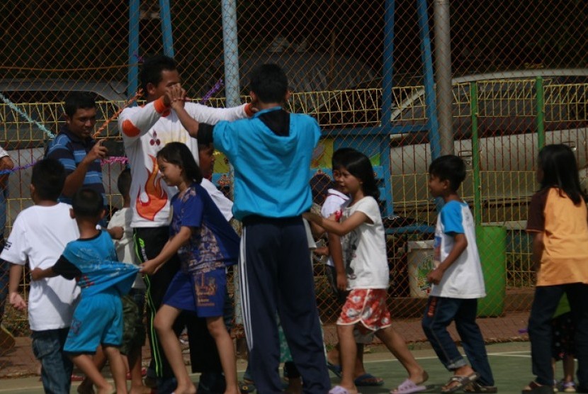 Tim Kampanye TGR mengajak anak-anak bermain permainan tradisional
