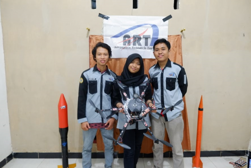  Tim Karaeng 09, salah satu tim dari Universitas Hasanuddin yang akan mengikuti kompetisi Kontes Robot Terbang Indonesia 2019 