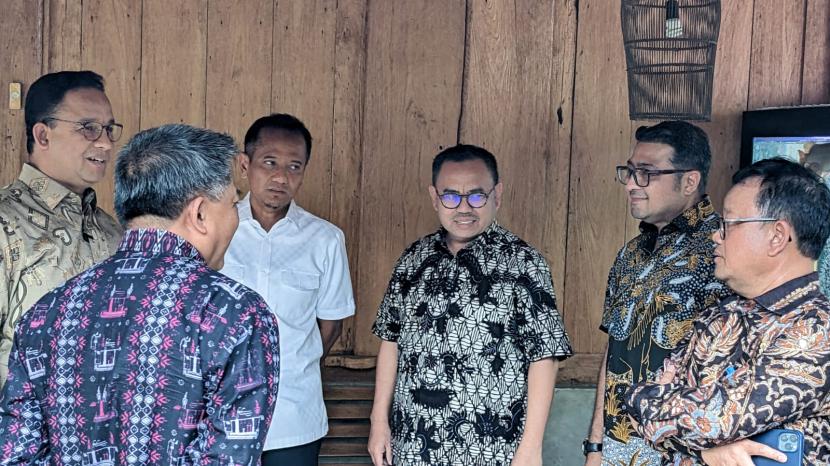 Tim kecil dari Partai Nasdem, Partai Demokrat, dan Partai Keadilan Sejahtera (PKS) menggelar pertemuan tertutup dengan bakal calon presiden (capres) Anies Baswedan di kediamannya, Jakarta, Jumat (27/1).