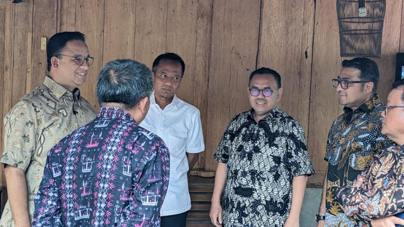 Tim kecil dari Partai Nasdem, Partai Demokrat, dan Partai Keadilan Sejahtera (PKS) menggelar pertemuan tertutup dengan bakal calon presiden (capres) Anies Baswedan di kediamannya, Jakarta, Jumat (27/1).