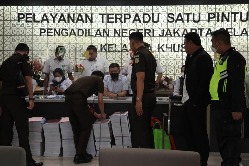 Tim Kejaksaan Negeri (Kejari) Jakarta Selatan menyerahkan berkas kasus pembunuhan berencana terhadap Brigadir J ke Pengadilan Nasional (PN) Jakarta Selatan, Jakarta, Senin (10/10/2022). Berkas 11 tersangka yang terlibat dalam kasus pembunuhan berencana, termasuk berkas milik mantan Kepala Divisi Profesi dan Pengamanan (Kadiv Propam) Polri Ferdy Sambo diserahkan oleh Kejaksaan Negeri Jakarta Selatan ke Pengadilan Negeri (PN) Jakarta Selatan.