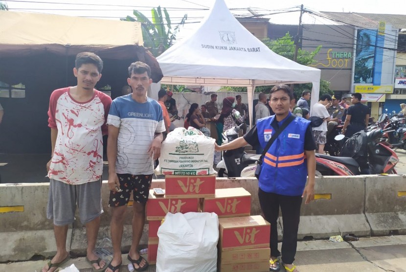 Tim kemanusiaan Daarut Tauhiid Peduli (DTP) Jakarta memberikan bantuan kemanusiaan kepada korban banjir Jakarta.