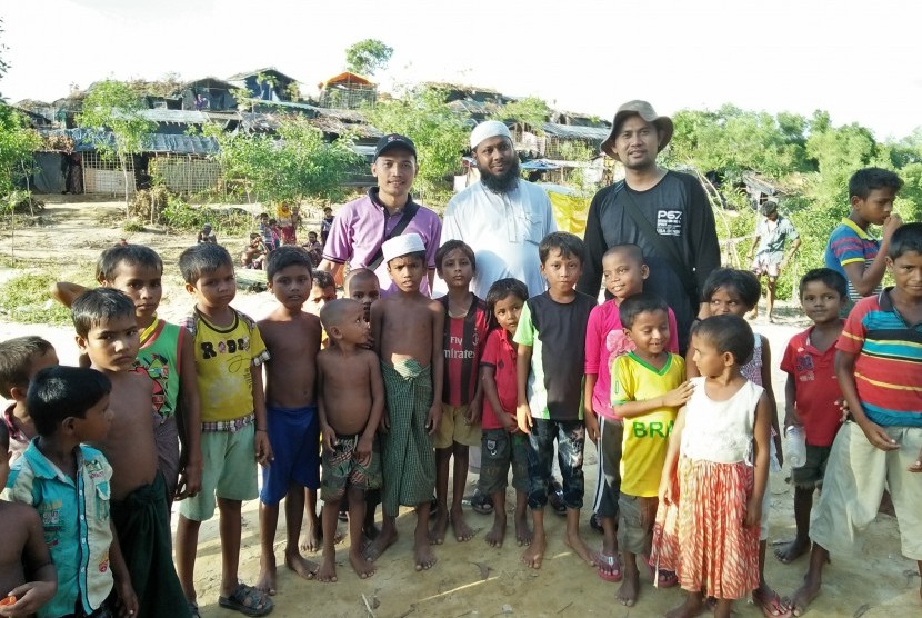  tim kemanusiaan PPPA Daarul Qur'an yang terdiri dari 3 orang dan relawan lokal tiba di kamp pengungsian masyarakat Rohingya di Cox’s Bazar, Bangladesh. 