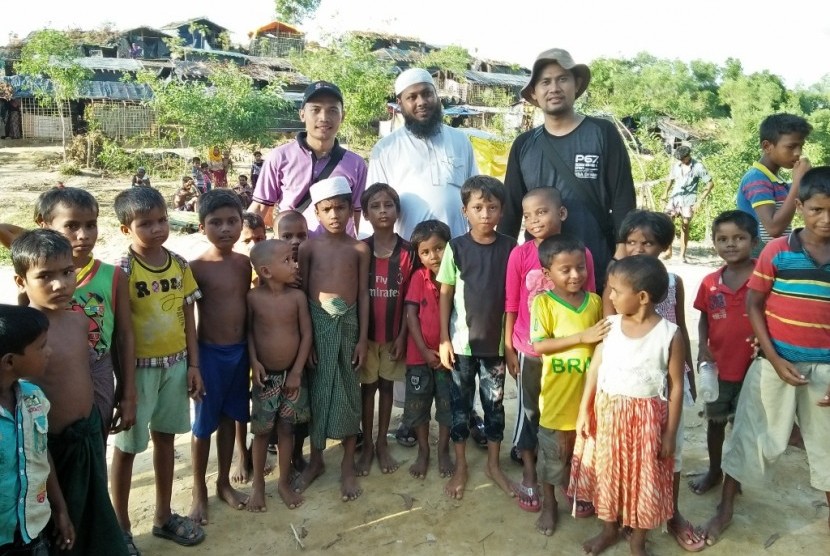  Tim Kemanusiaan Program Pembibitan Penghafal Alquran (PPPA) Daarul Qur'an berada di kamp pengungsian Distrik Cox’s Bazar, Divisi Chittagong, Bangladesh, Senin (9/10).