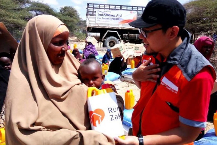  Tim Kemanusiaan Rumah Zakat mengantarkan bantuan panganuntuk dua ribu pengungsi Somalia di Mogadishu, Jumat (7/4).  