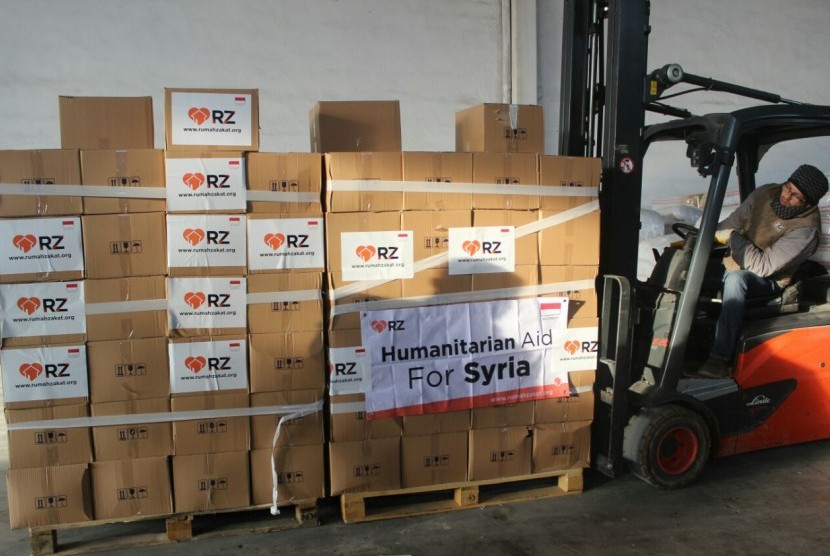 Bantuan kemanusiaan Rumah Zakat untuk Suriah tiba di Kilis, sebuah kota perbatasan antara Turki-Suriah, Jum'ah (23/12).