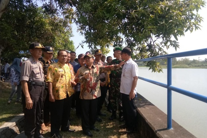 Tim Kementan memantau ketersediaan air di Indramayu Jawa Barat