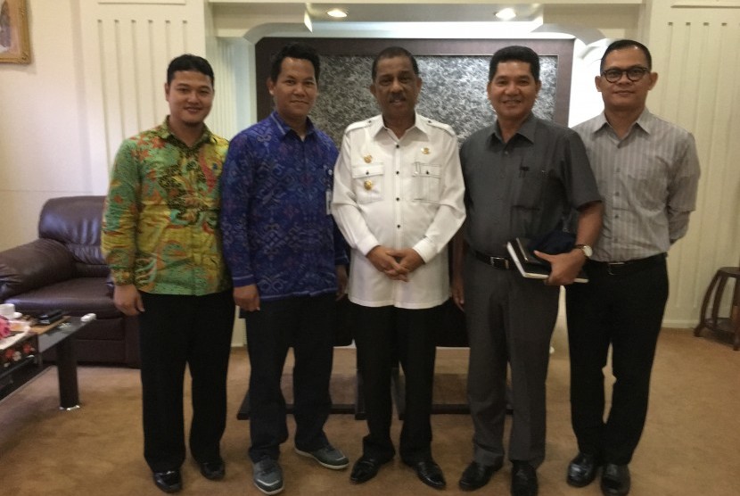 Tim Kemenristekdikti berfoto bersama dengan Walikota Ambon  Richard Louhenapessy di kantor Walikota Ambon, Senin (30/5).    