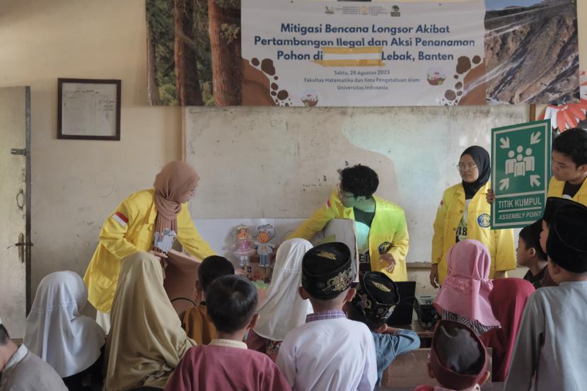 Tim Kepedulian Mibel UI melakukan edukasi kebencanaan di MIS Nur Rochman Rangkasbitung, Lebak, Banten.