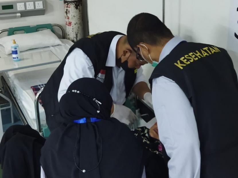 Tim kesehatan KKHI Madinah telah selesai melakukan penjahitan luka atau hecting kepada jamaah haji yang mengalami luka robek terkena pecahan kaca. Kini jamaah sudah kembali ke kloternya di JKG 24 sektor 3, Ahad (24/7/2022). 