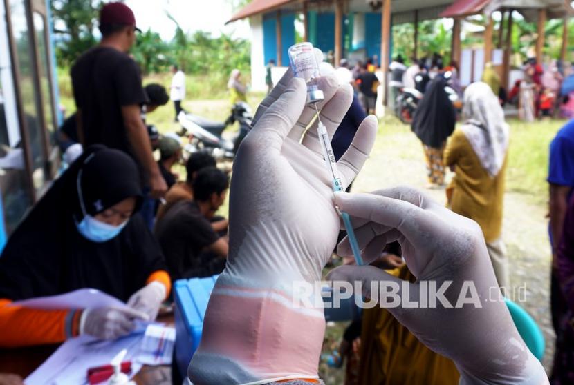 Tim kesehatan melakukan vaksinasi COVID-19 kepada warga yang akan melakukan pencoblosan kepala desa di TPS 2 Desa Bunde, Mamuju, Sulawesi Barat, Rabu (22/12/2021). Berdasarkan Perda kabupaten Mamuju, warga yang tidak menunjukkan kartu vaksin COVID-19 tidak dapat melakukan pemilihan desa secara serentak di daerah tersebut.