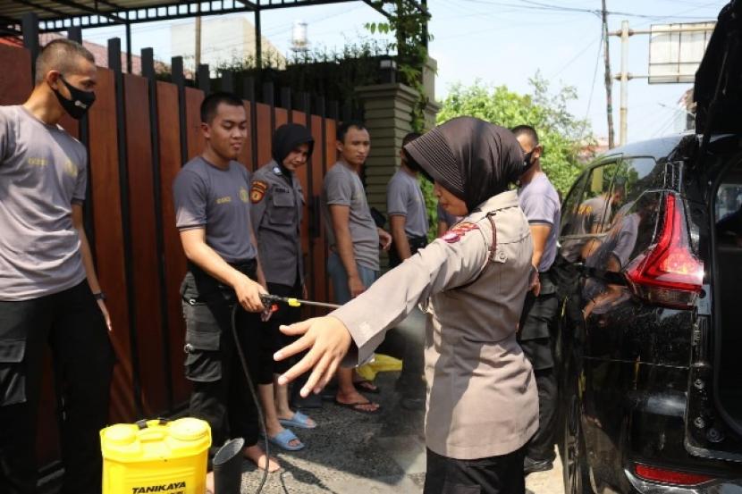 Tim Khusus (Timsus) Ditsamapta Polda Metro Jaya (PMJ) menerjukan tiga polisi waniti untuk pemulasaran jenazah Covid-19.