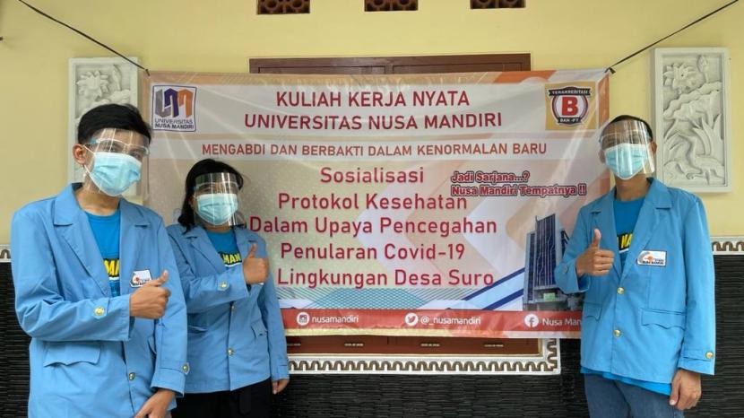 Tim KKN dari Universitas Nusa Mnditi (UNM) melakukan sosialisasi protokol kesehatan di lingkungan Desa Suro, Jawa Tengah. 