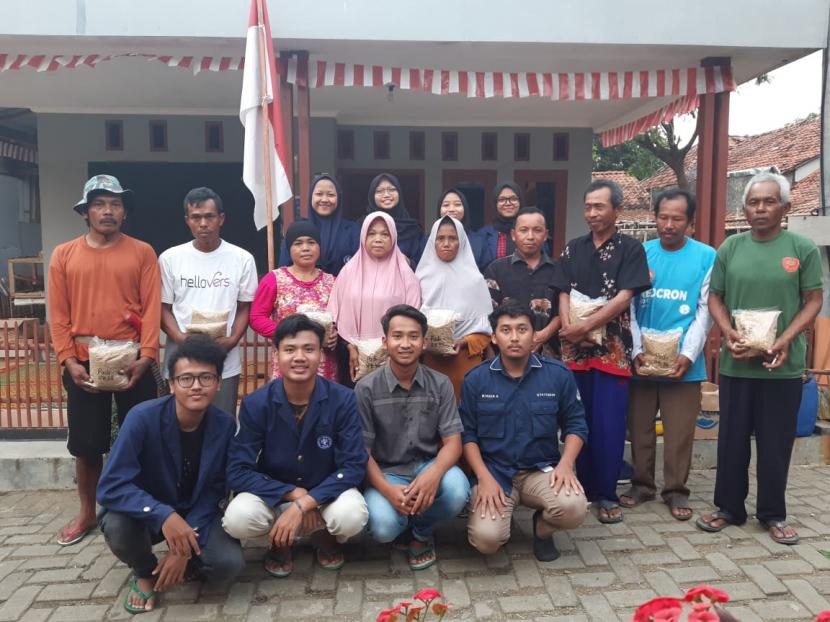 Tim KKN IPB University di Dukuh Maribaya,  Kecamatan Bumiayu,  Kabupaten Brebes, Jateng, berfoto bersama warga.