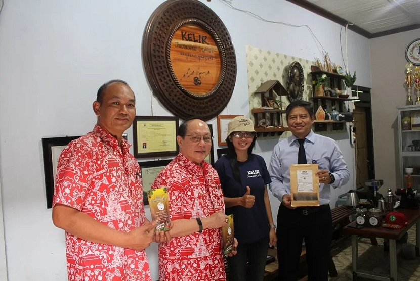 Tim Klinik Ekspor Bea Cukai Semarang kembali melakukan asistensi UMKM di Kecamatan Ungaran, pada Rabu (15/02). Asistensi tersebut diselenggarakan di rumah produksi Kelir Javanese Coffee, yaitu salah satu UMKM yang memproduksi kopi lereng kelir. 