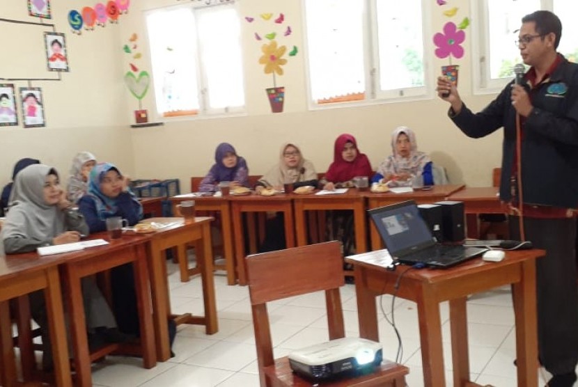 Tim Klinik Pendidikan MIPA (KPM) memberikan pelatihan matematika nalaria realistik (MNR) bagi para guru SDIT dan SMPIT Al Iman Bojonggede, Bogor.