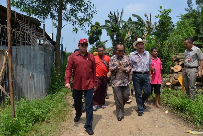 Tim Komisi II DPR mengunjungi lokasi yang menjadi sengketa warga Teluk Jambe, Karawang.