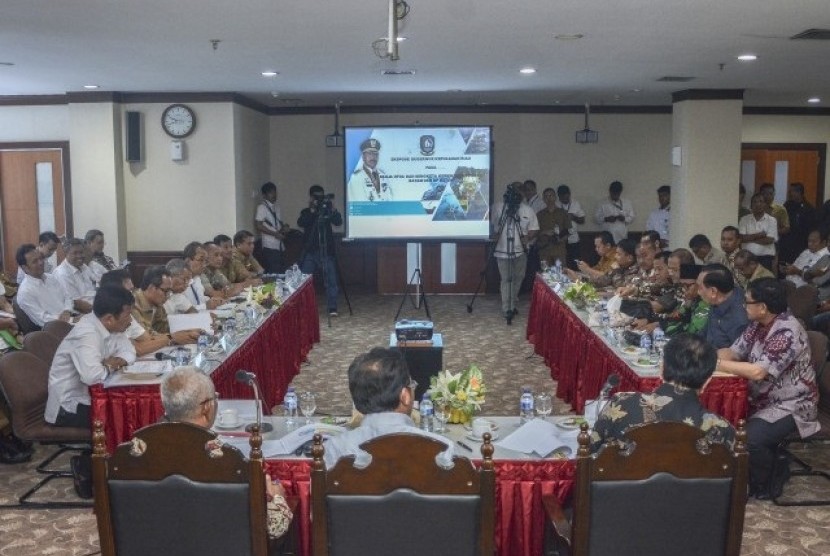 Tim Komisi II DPR RI, Rufinus Hotmaulana Hutahuruk, menggelar pertemuan dengan semua stakeholder dalam rangka kunjungan spesifik Panja Otonomi Daerah dan Sengketa Kewenangan Provinsi Kepulauan Riau, di ruang pertemuan Lantai 5 Gedung Graha Kepri, Batam, Selasa (18/4).
