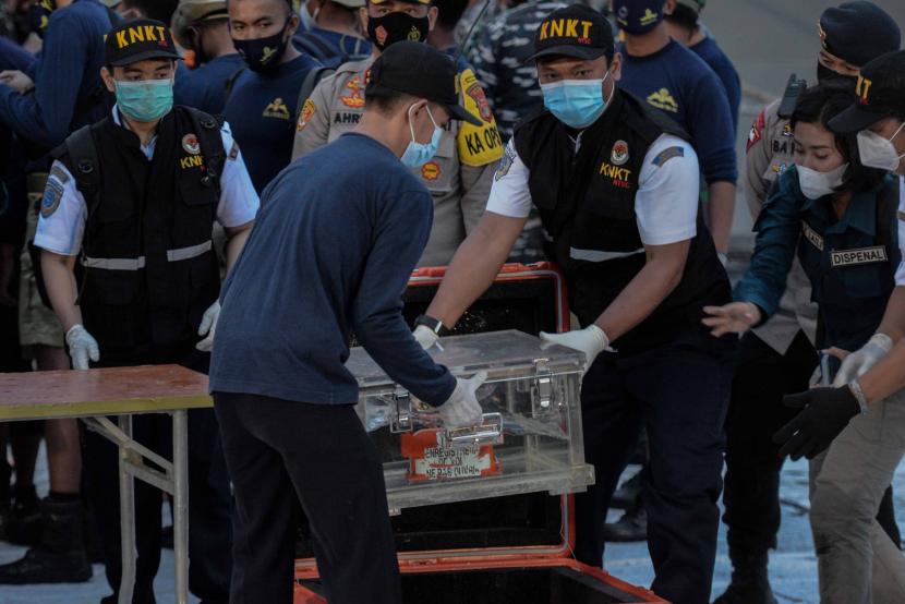 Tim Komisi Nasional Keselamatan Transportasi (KNKT) memindahkan Flight Data Recorder (FDR) pesawat Sriwijaya Air PK-CLC dengan nomor penerbangan SJ-18 yang jatuh di perairan Pulau Seribu, di Dermaga JICT, Jakarta.