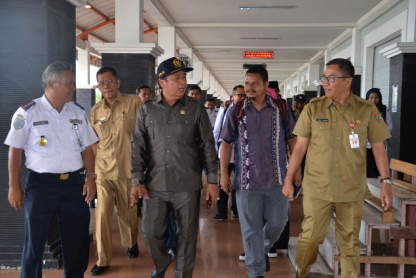 Tim Komisi V meninjau terminal dan pelabuhan di Kalteng, Selasa (1/11).