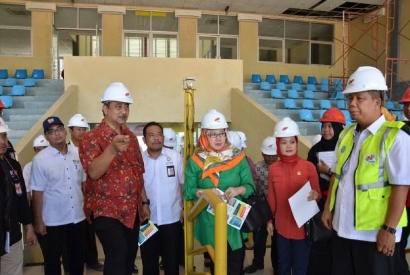 Tim komisi X saat melihat dari dekat progres pembangunan beberapa venue di Stadion Jakabaring, Palembang, Selasa (2/5).