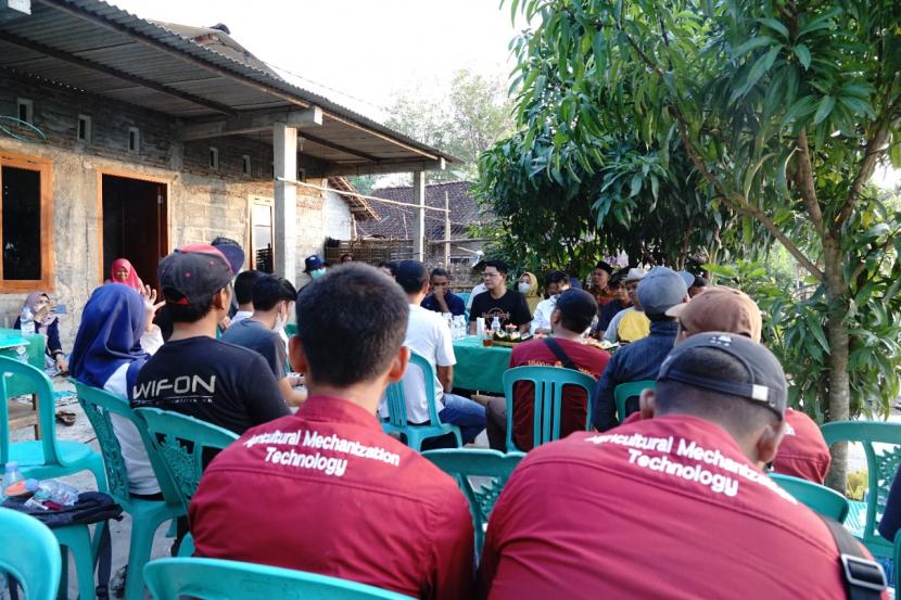 Tim Koordinasi Penanggulangan Kemiskinan (TKPK) Sleman saat mengunjungi petani-petani milenial di Kalurahan Sumberharjo, Kapanewon Prambanan.