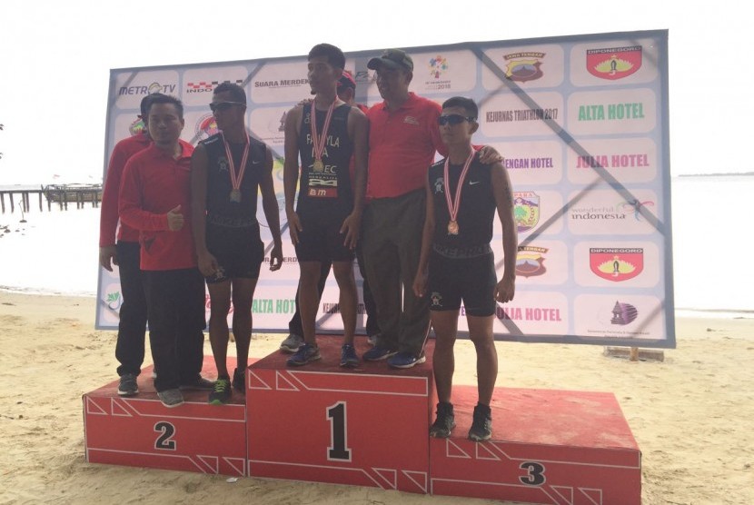 Tim Kopassus beserta juara lainnya usai pengalungan medali pada Jepara Triathlon 2017, Sabtu (4/11).