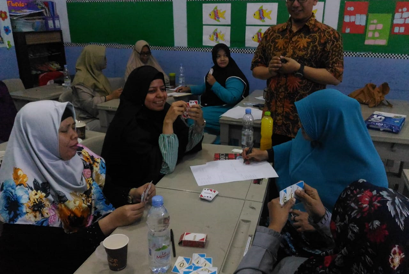 Tim KPM memberikan pelatihan matematika berbasis HOTS kepada guru-guru SDIT Nurul Hikmah Jakarta.